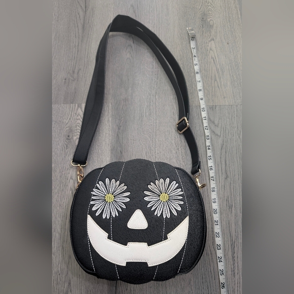 Backstitch Bruja Daisy Pumpkin Crossbody Backpack SOLD OUT Springween Halloween - Picture 13 of 15